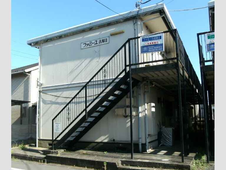 ファミーユ吉原2 外観
