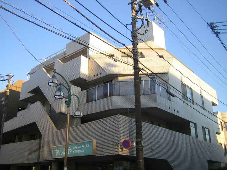 マヌワール都立大 外観