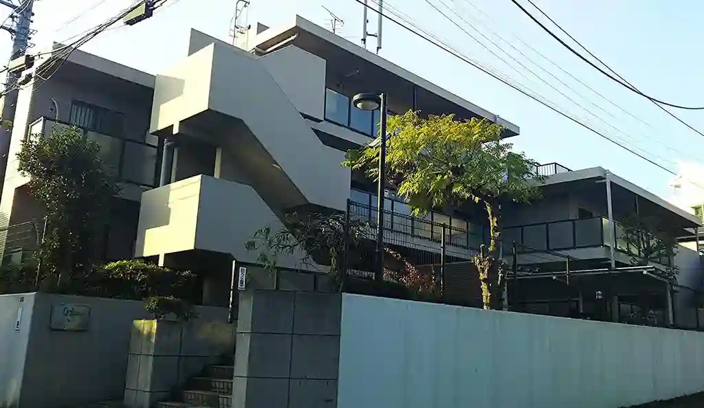 レアシュロス鴨居 外観