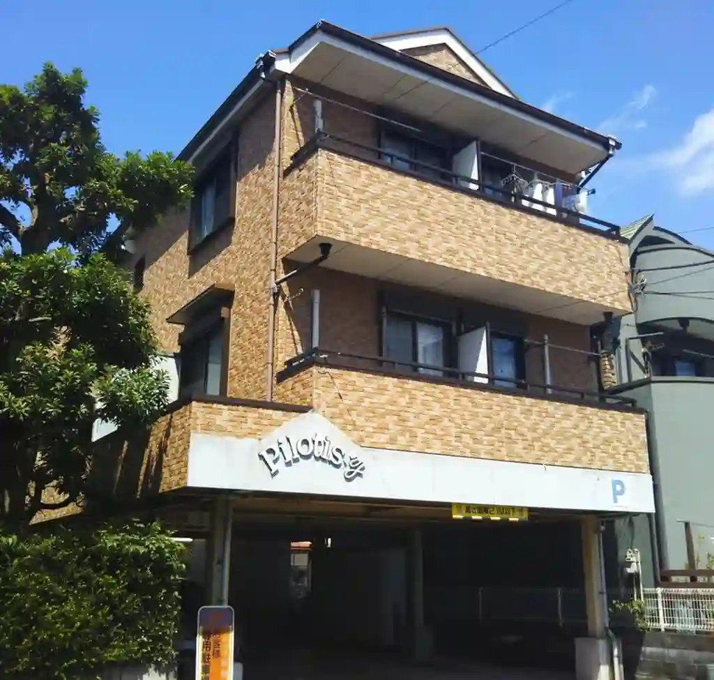 Pilotis・Y 外観