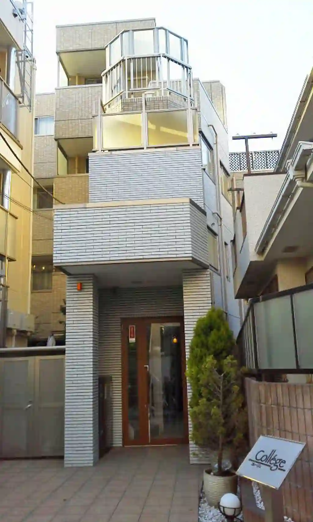 COLLEGE 外観