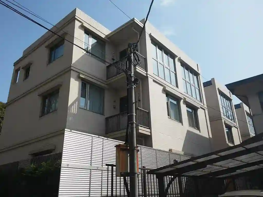 ヴェレーナ国立大学通り 外観