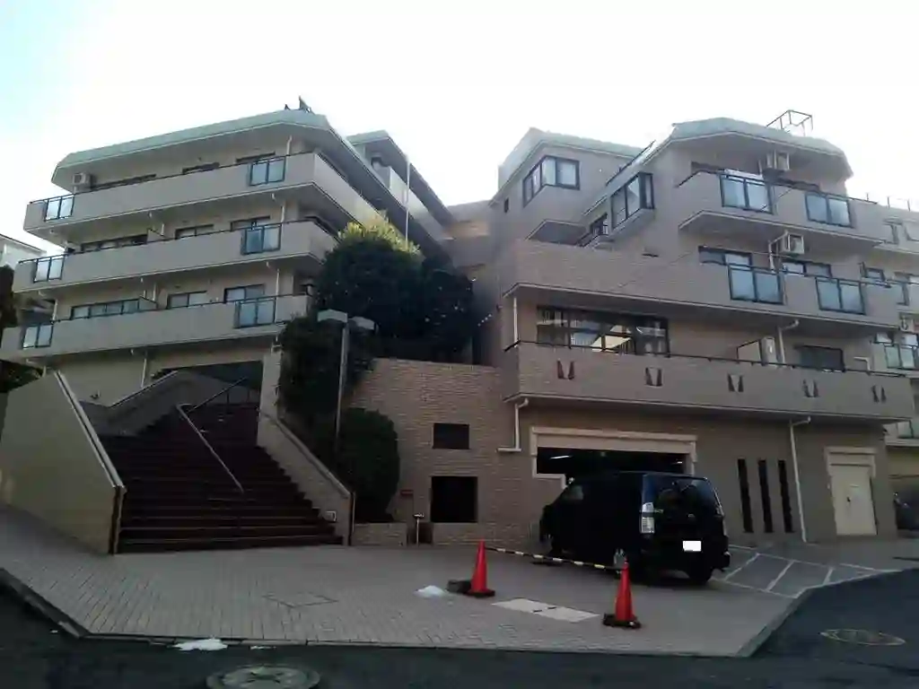 ロイヤルプラザ三ツ沢 外観