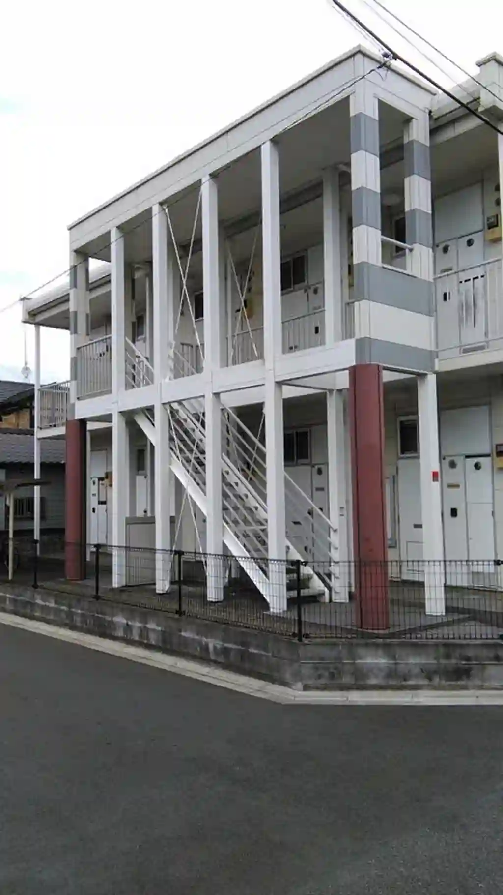 レオパレスニューさがみ 外観