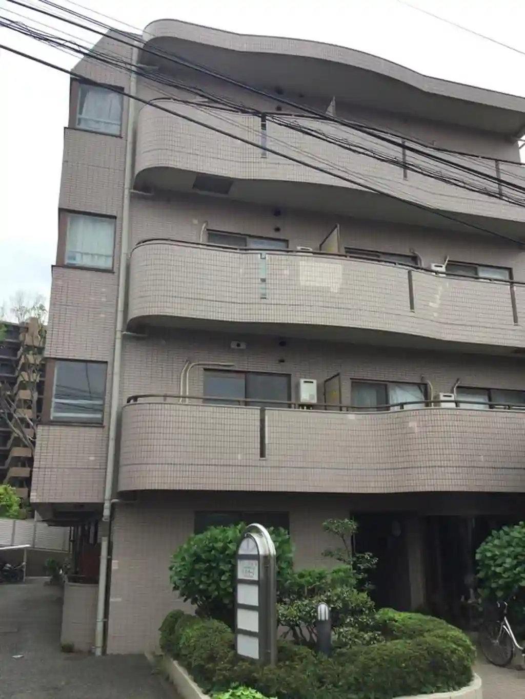 レアンドロ三好 外観