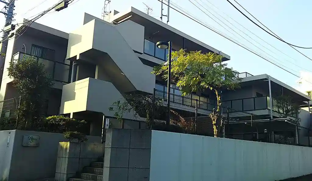 レアシュロス鴨居 外観