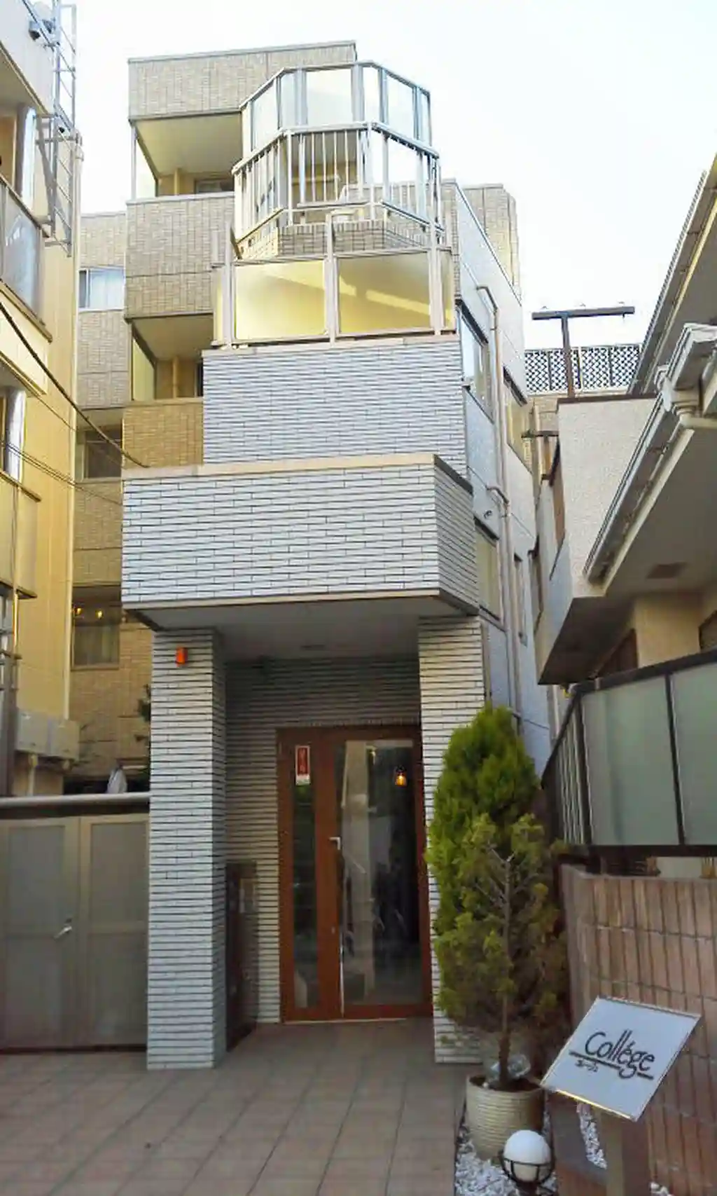 COLLEGE 外観