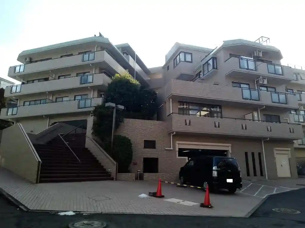 ロイヤルプラザ三ツ沢 外観