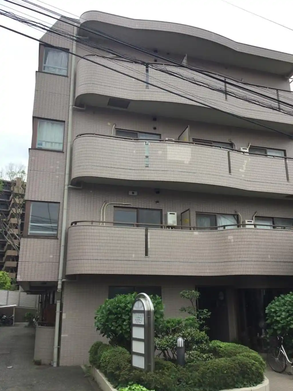 レアンドロ三好 外観