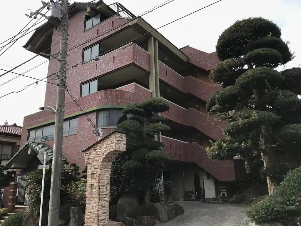 シャングリア丸太 外観