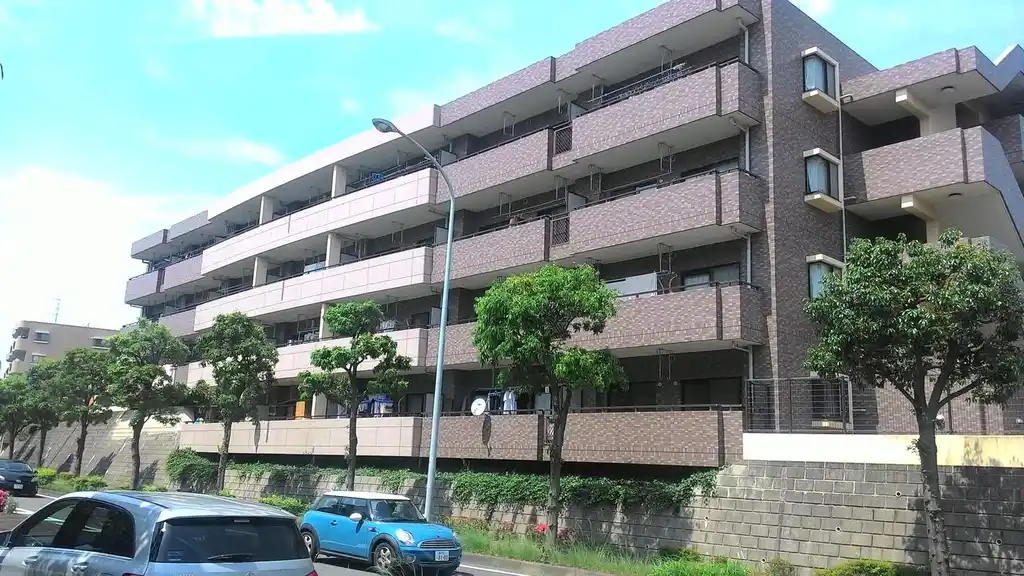 イースト 外観