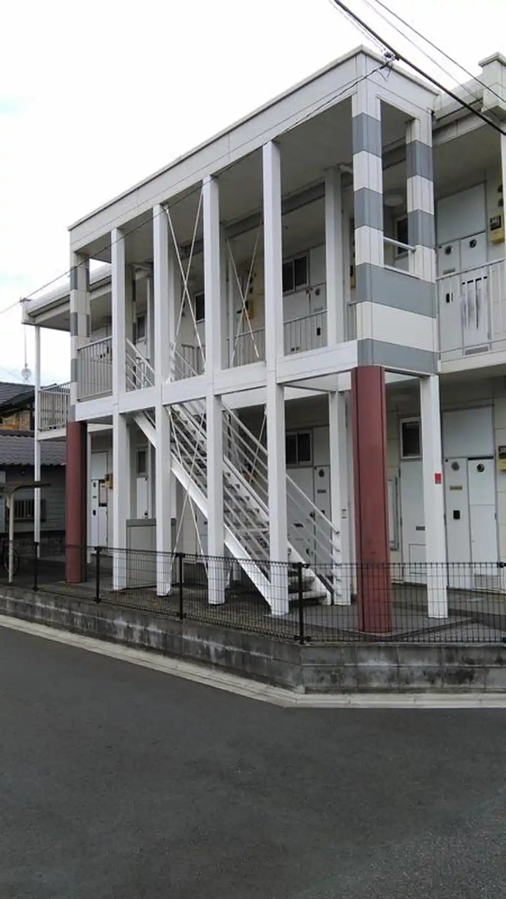 レオパレスニューさがみ 外観