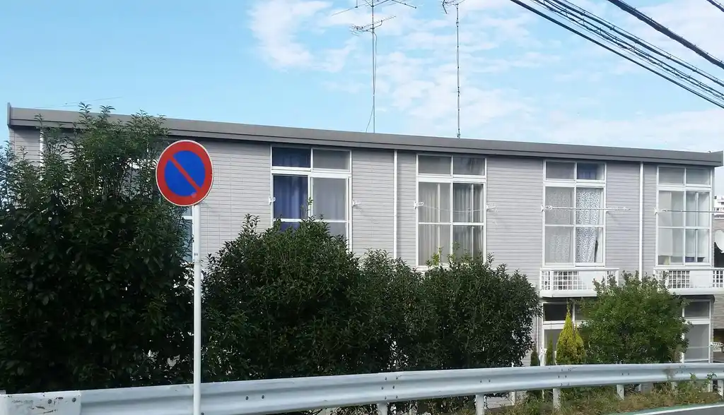 レオパレスドアフォーザブルースカイ 外観