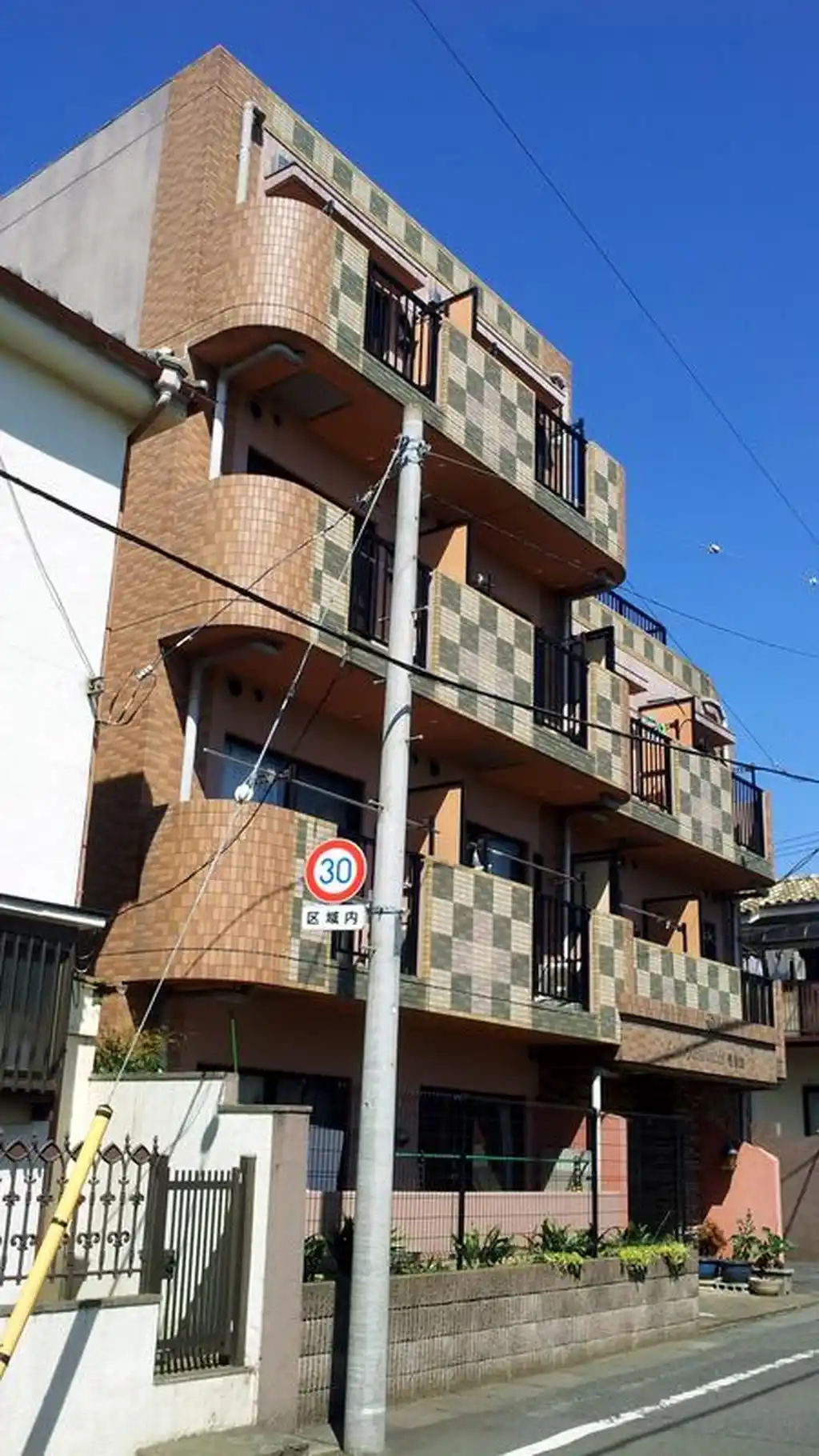 Earth Resources 壱番館 外観