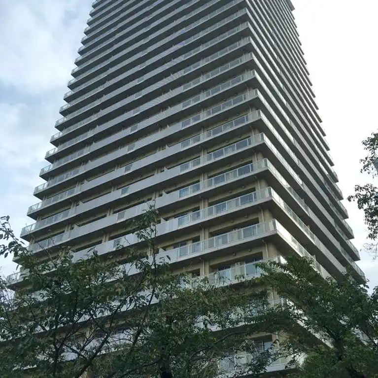 ザリバープレイスウエストタワー