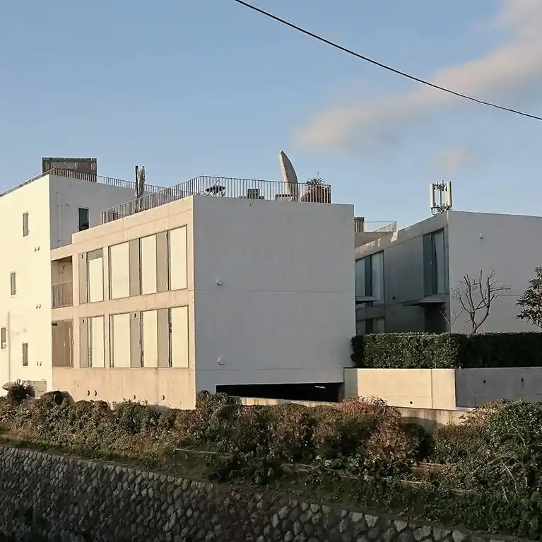 WEEKEND HOUSE ALLEY